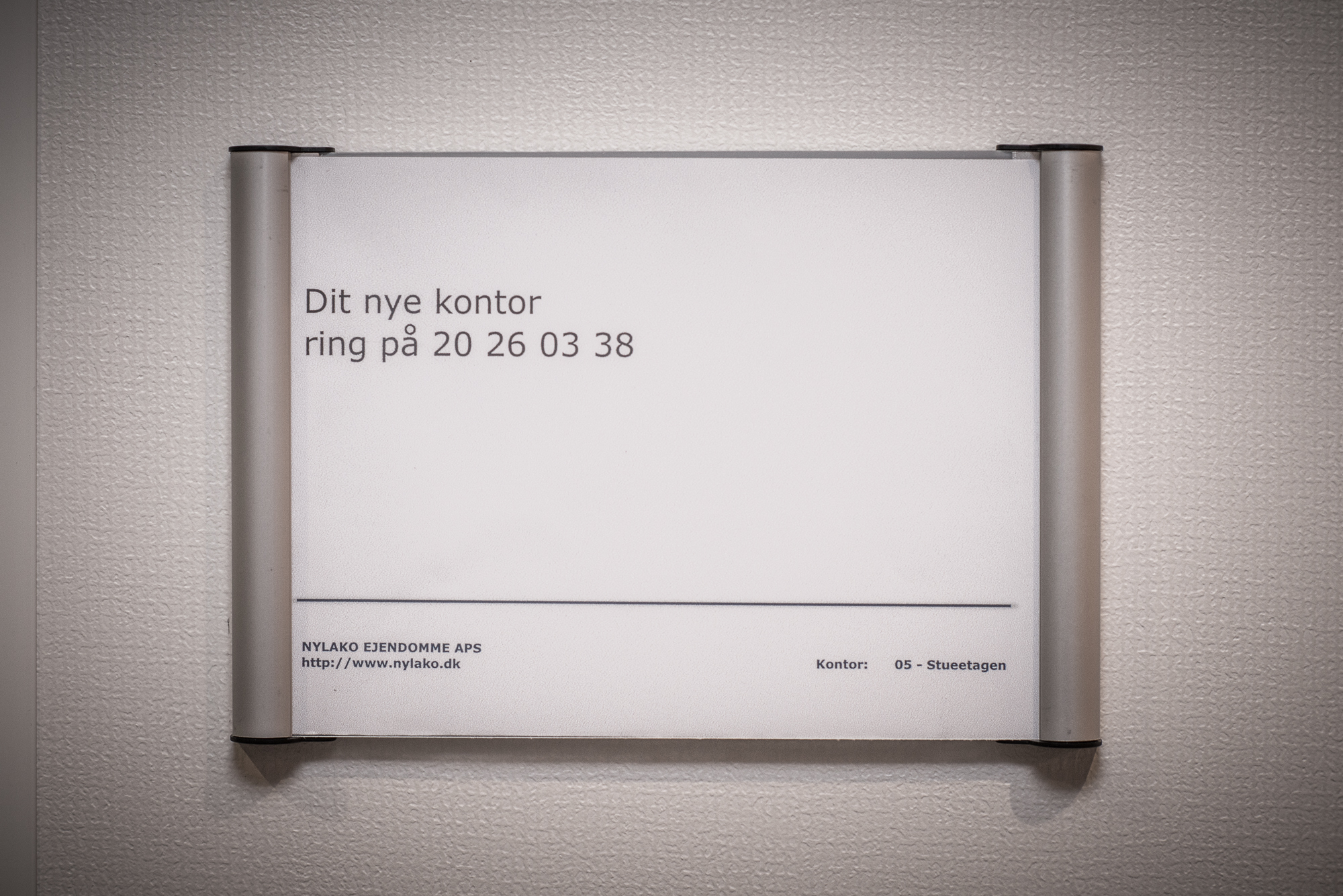 Office1 skilt med kontaktinformation